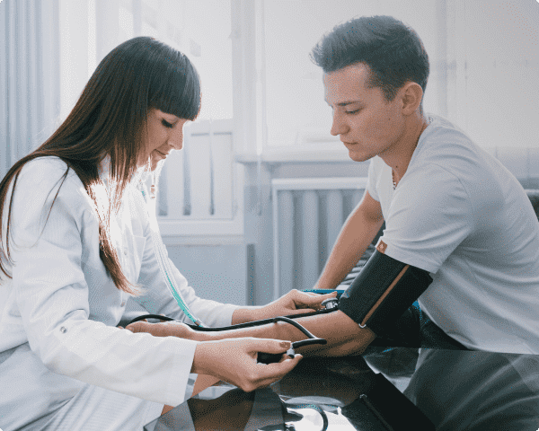 Врач мерит давление пациенту